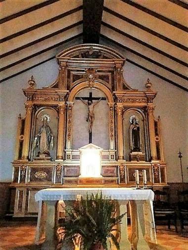 <i>Magnífico retablo en el presbiterio del templo, sufragado por la Hermandad de La Milagrosa (2017).</i>