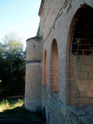 <i>Vista del alzado del pilar semicilíndrico y línea de arcos de medio punto.</i>