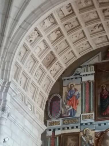 <i>Detalle de la bóveda de medio cañón con casetones de la capilla.</i>