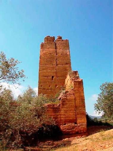 <i>Torre del castillo con planta ligeramente troncopiramidal que alcanza los 14 metros de altura. </i>