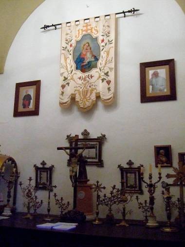 <i>Elementos litúrgicos e imágenes en el interior de la sacristía. </i>