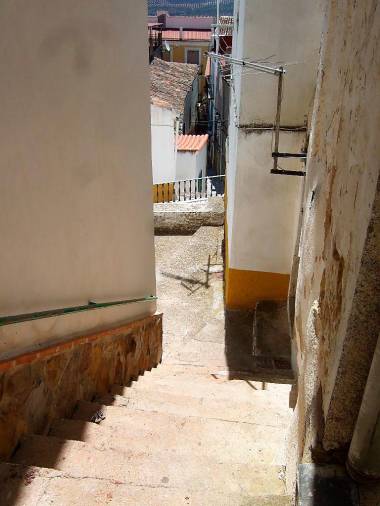 <i>Típica calle de Chiclana: estrecha y pendiente.</i>