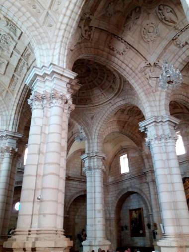 <i>Detalle bóveda central del templo.</i>