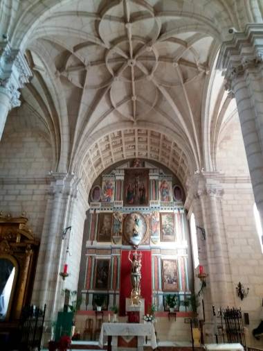 <i>Capilla mayor rectangular, cubierta con una bóveda de medio cañón con casetones.</i>