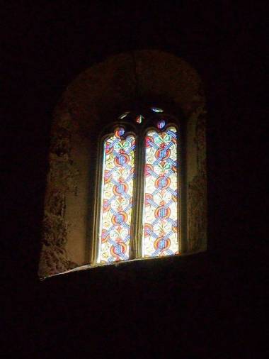 <i>Vidriera estilo gótico en ventanal.</i>