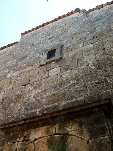 <i>Detalle de simplicidad de la fachada norte del templo. </i>