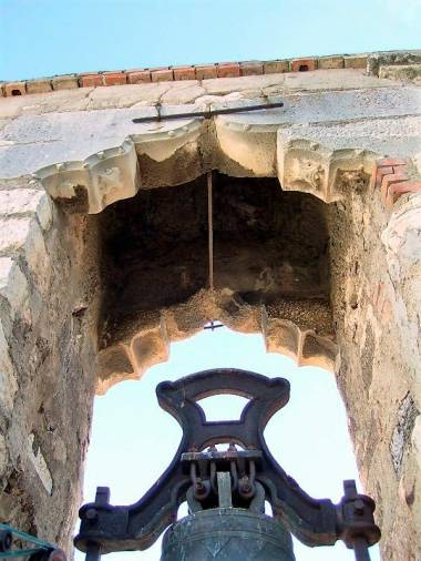 <i>Espadaña en el ángulo izquierdo con restos de molduras de gótico isabelino.</i>