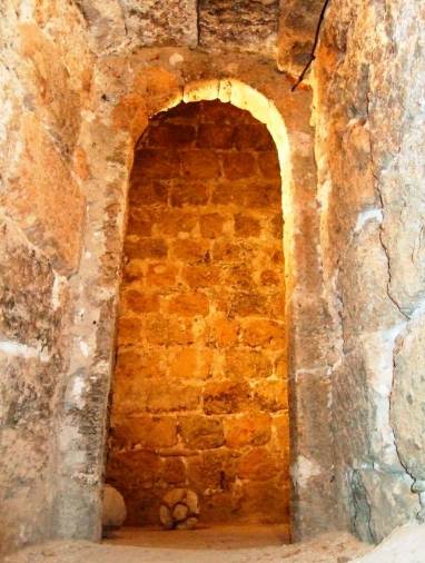 <i>Detalle constructivo pasillo de conexión escalera caracol anexa, con la planta de la torre conocida como “el cuarto de las pesas” (se puede apreciar al fondo una de las pesas del reloj).</i>