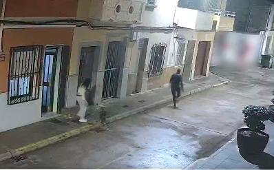 <i>Momento en que el agresor huye tras ser atacado por el perro. / Twitter.</i>
