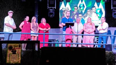 Julio Millán dirigiéndose a los vecinos de Valdeastillas en presencia de la junta directiva de la Asociación, tras el pregón de las fiestas en honor a la Virgen del Carmen.