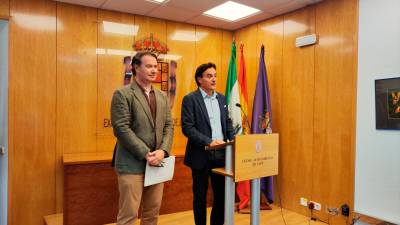 Manuel Carlos Vallejo y Agustín González, este martes, en la sala de prensa del Ayuntamiento. / Francisco J. Marín / Diario JAÉN.