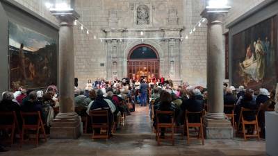 La coral Panaceite y el numeroso público que asistió al concierto ofrecido en el patio de San Miguel del Museo Provincial de Jaén. / Ana Lechuga / Diario JAÉN.