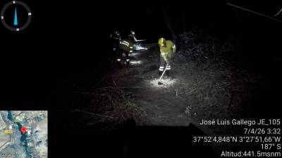 El Plan Infoca trabaja en la extinción del fuego, durante esta pasada noche. / Plan Infoca.