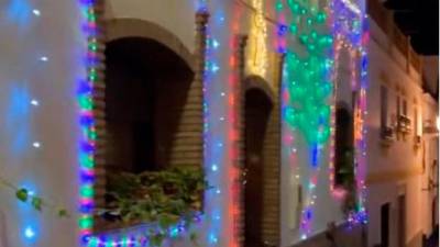 Fachada iluminada de la casa de la protagonista del vídeo viral. / TikTok: @las.abuelas.de.pa