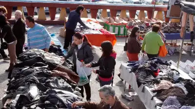 Imagen de archivo de personas comprando en el mercadillo. / Diario JAÉN.