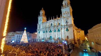 Plaza de Santa María a rebosar de gente, con la Catedral de Jaén de fondo. / Diario JAÉN.