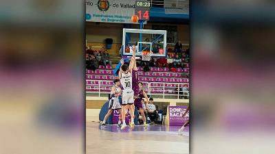 Luis Rodríguez lanza a canasta durante el partido. / CBC Valladolid.