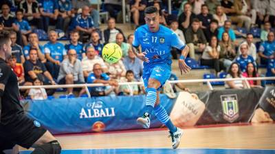 Bynho lanza a meta en un partido del Viña Albali Valdepeñas FS. / Viña Albali. 