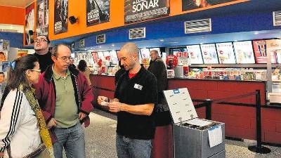 Jiennenses acuden a las salas de cine de Multicines La Loma en la capital. Archivo.
