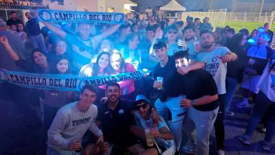 Celebración en el campo de fútbol por el ascenso a Primera Andaluza.