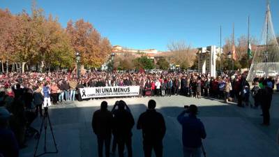 Minuto de silencio en Campillos tras el asesinato de una joven de 25 años supuestamente por su expareja, que se entregó en un cuartel de la Guardia Civil en Martos. / Europa Press.