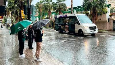 Un grupo de personas espera bajo la lluvia en la ciudad de Jaén. / Álvaro Guzguti / Diario JAÉN.
