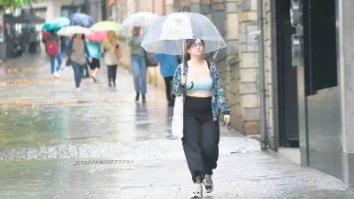 Los viandantes se protegen de las lluvias. Archivo. / Agustín Muñoz / Diario JAÉN