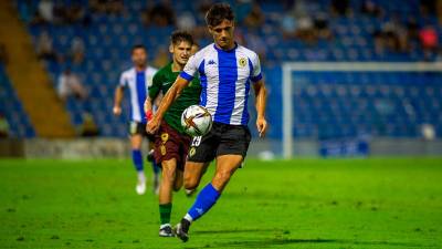 David Velázquez, en una jugada con el Hércules. Alicante Plaza.
