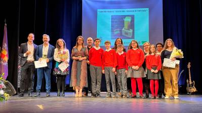 La segunda teniente de alcalde del Ayuntamiento de Jaén, África Colomo, y la concejala de Educación, Eva Funes, con los diferentes premiados. / Ayuntamiento de Jaén