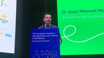 El presidente de la Junta de Andalucía, Juanma Moreno, durante su intervención en la inauguración del VII Congreso Andaluz de Personas con Cáncer y sus Familias. / Europa Press.