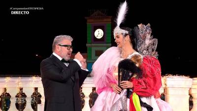 Alberto Chicote y Cristina Pedroche, con el vestido al completo, durante las Campanadas de Atresmedia 2025. / Atresmedia.