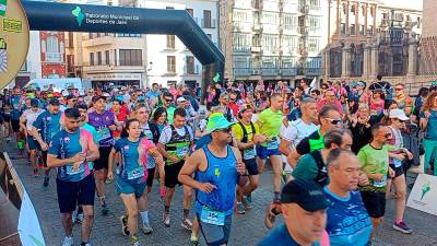 Salida del Trail Solidario desde la Plaza de Santa María. / Patronato de Deportes.
