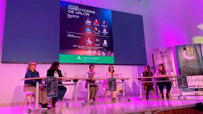 Rosana López, Custo Castillo, Pilar García, Ana Belén Molina, Raquel Santiago y Marta Serrano, ponentes de la mesa redonda “Directoras de Valor”. / Pedro Castro / Diario JAÉN.