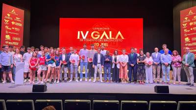 Premiados, representantes de Jaén CB y autoridades, después de la gala de la entidad roja en Ifeja. / Jaén CB.