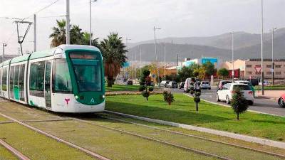 Imagen del tranvía de Jaén circulando en pruebas.