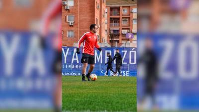 El entrenador del Linares Deportivo, Miguel de la Fuente, durante un entrenamiento esta semana en Linarejos. / Linares Deportivo.