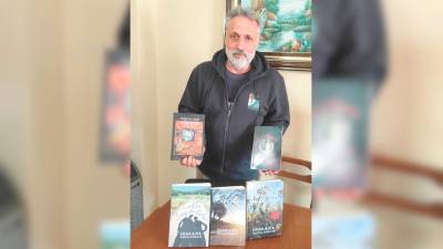 Ismael Mezcua Morales posa con los cinco títulos que ha publicado.