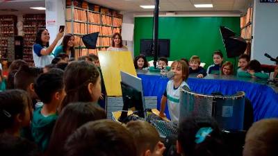 Visita del Colegio Pedro Poveda de Jaén a las instalaciones de Diario JAÉN, donde los pequeños se convirtieron en periodistas en el set de Radio J, emisora “on line” del periódico.
