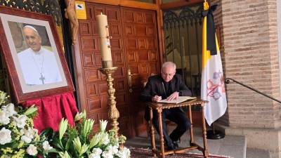 Sebastián Chico firmando el libro de condolencias en el Obispado de Jaén. 
