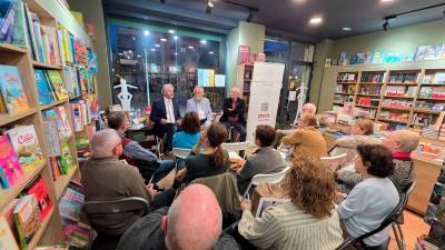 El director de Diario JAÉN se dirige a los asistentes, en presencia del escritor Luis del Romero y el alcalde de Paiporta, Vicent Císcar.