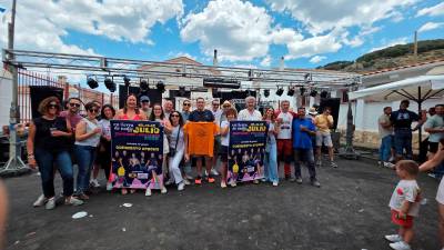Un grupo de segureños en las fiestas de La Matea, con el cartel del concierto de Apache, entre ellos los promotores del evento, Rocío Lara, Juan Francisco Molina y Juan Espejo.