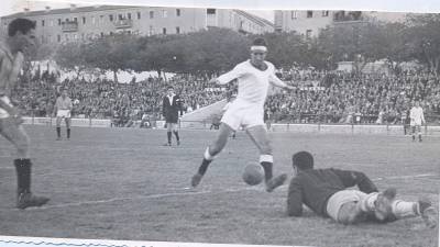 Ángel María Arregui se dispone a lanzar delante del portero en un partido jugado en el antigio Estadio de La Victoria. / Archivo Histórico de Diario JAÉN. 