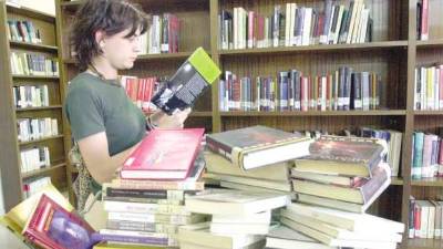 Una mujer lee en una biblioteca pública. / Agustín Muñoz / Archivo fotográfico del Diario JAÉN.