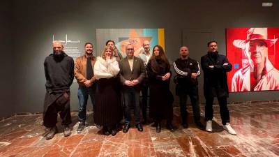 Los artistas posan junto al delegado de Cultura y el director del Museo. / Juanfran Paredes / Diario JAÉN.
