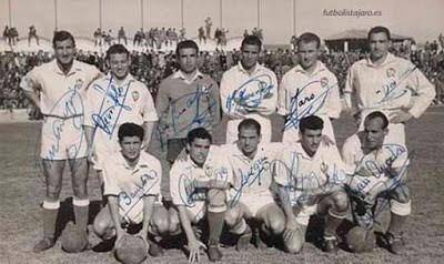 <i>Equipo del Real Jaén formado por Arregui, Cerrillo, Garcí Ojeda, Guerrero, Jaro, José Luis, Bomba, Cabrera, Luiqui, Uceda y Ayala. Los blancos vencieron por el resultado de 5-1 en el Estadio de La Victoria el 8 de febrero de 1953.</i>