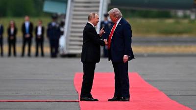 El presidente de Estados Unidos, Donald Trump, junto al presidente de Rusia, Vladimir Putin, a su llegada a la cumbre celebrada en Alaska. Archivo.