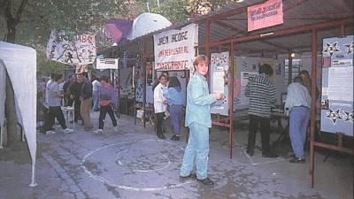Aspecto de algunos estands instalados en el parque de La Victoria. / Agustín Muñoz.