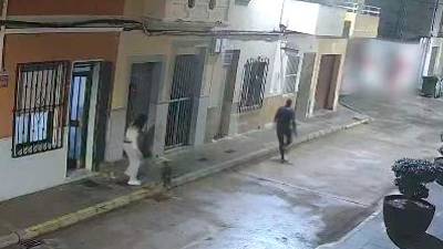 Momento en que el agresor huye tras ser atacado por el perro. / Twitter.