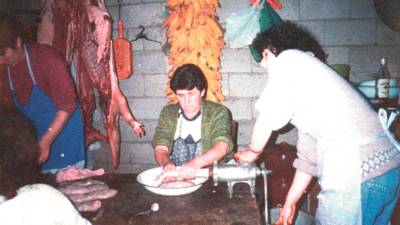 Mujeres embutiendo morcillas en Santiago-Pontones. / Archivo Histórico de Diario JAÉN.