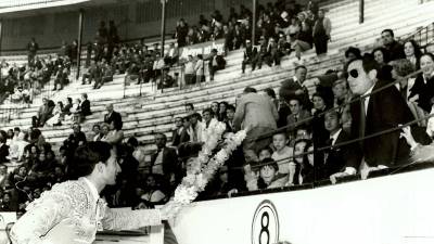 San Lucas 1981: El torero jiennense Manuel Ruiz de Adana “Morenito de Jaén” le brinda su par de banderillas al periodista Manuel Ruiz de Adana.